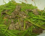 Hình bước làm 2 của món Rau muống cọng xào bò
