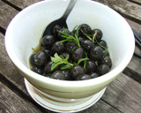 Foto del paso 3 de la receta: Aceitunas negras con hierbas de huerto