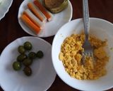 Foto del paso 3 de la receta Huevos rellenos de atún, surimi y aceitunas aliñadas