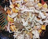 Foto langkah ke 3 dari resep Tahu kuning Ayam Suwir kemangi.