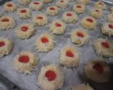 Foto langkah ke 5 dari resep Cheese Strawberry Thumbprint Cookies.