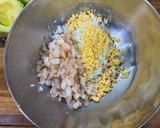 Foto del paso 3 de la receta: Ensaladilla de aguacate y gambas