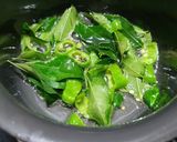 A picture of step 2 of Curry leaves chutney.