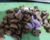 A picture of step 1 of Mushroom masala.