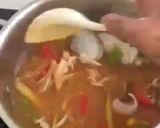 A picture of step 1 of Creamy Tom Yum Linguine Seafood.