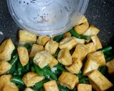 Foto langkah ke 5 dari resep Tumis tahu kacang panjang.