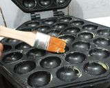 Foto langkah ke 5 dari resep Hongkong Egg Puff Gai Daan Jai (鷄蛋仔) "Recomended".