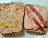 Foto del paso 4 de la receta: Pan de olivas con ventresca de atún y anchoas