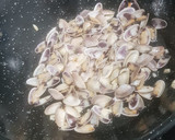 Foto del paso 1 de la receta: Pechinas con ajo y perejil