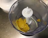 Une image de l'étape 1 de Sauce salade sucrée salée à la mangue, citron et persil.