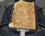 Foto langkah ke 3 dari resep Telur Dadar Bunga Bawang.