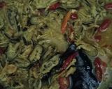 Foto langkah ke 6 dari resep 37. Tumis Kerang Bumbu Iris dan Parut.