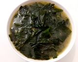 Foto langkah ke 8 dari resep Sup Rumput Laut Korea (Miyeok Guk).