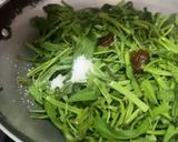 Foto langkah ke 2 dari resep Tumis Kangkung Sederhana.