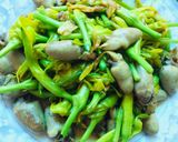 Hình bước làm 3 của món Bông kim châm xào tim gà