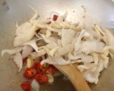Foto langkah ke 4 dari resep Tumis Jamur Pedas.