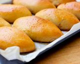Foto del paso 5 de la receta: Las pirozhki o las empanadas rellenas de huevo y cebollitas cambray