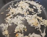 Foto del paso 2 de la receta: Arroz con langostinos y bimi