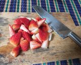 Foto langkah ke 2 dari resep Korean Strawberry Milk.