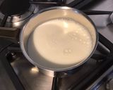 Une image de l'étape 1 de Béchamel au vin blanc et épices tandoori.