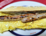 Foto del paso 4 de la receta: Bocadillo de tortilla francesa con longanizas y ajoaceite