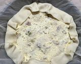 Foto del passaggio 4 della ricetta Pizza rustica porri e pancetta con formaggio fuso