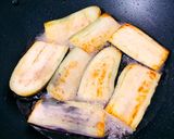 Hình bước làm 2 của món Cà Tím Chiên Sốt Dầu Hành (Món Chay)