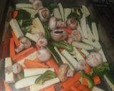 Foto del paso 4 de la receta: Pollo a la sal con verduras al horno