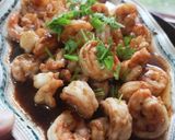 รูปขั้นตอนการทำที่ 3 ของ กุ้งผัดสามเกลอ (กุ้งผัดกระเทียมพริกไทย)