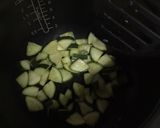 รูปขั้นตอนการทำที่ 2 ของ ซูกินีผัดน้ำพริกเผาไข่เค็ม