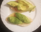 Foto del paso 1 de la receta: Tostada de aguacate, tomate aceite, pimienta y sal