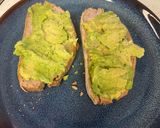 Foto del paso 1 de la receta: Tostada con aguacate, hummus y jamón York ¡muy de lunes!