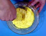 Foto langkah ke 4 dari resep Easy Choco Cheese Muffin.