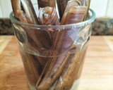 Foto del paso 1 de la receta: Fideuà de rape y navajas con fumet de rape y alga fucus