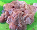 Foto del paso 1 de la receta: Muslos deshuesados en salsa cremosa de cebolla