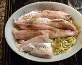 Foto del paso 1 de la receta: Merluza con colchón de hinojos y corianito asado