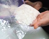 Foto langkah ke 2 dari resep Kupat bungkus plastik.