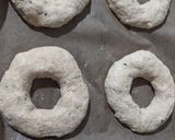 Une image de l'étape 3 de Bagels aux graines de nigelle et olives.