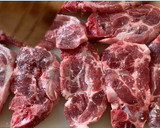 Foto del paso 1 de la receta: Chuletas de cerdo con crema de quesitos