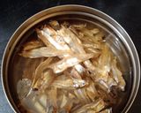 A picture of step 1 of வெள்ளைப்பூண்டு குச்சி கருவாட்டு குழம்பு.