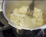 Foto del paso 3 de la receta: Sepia con guisantes y champiñones