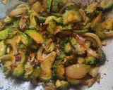 क्रिस्पी प्याज़ करेला फ्राई (Crispy pyaz karela fry recipe in hindi) रेसिपी चरण 2 फोटो