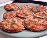 Foto del paso 7 de la receta: Mini pizzas de obleas