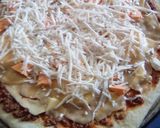 Foto del paso 2 de la receta: Pizza cuatro quesos y salsa boloñesa al carbón