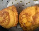 A picture of step 2 of Egg Bonda.