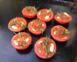 Une image de l'étape 6 de Tomates à l'ail mariné,romarin et épices.