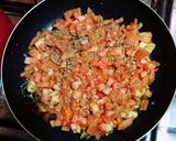 Foto del paso 3 de la receta: Salsa de tomate y cubitos de pollo