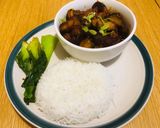 A picture of step 5 of Dry pork curry served with rice and pakchoi.