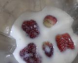 A picture of step 1 of Strawberry smoothie.