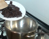 Foto del paso 2 de la receta: Huevos de Pascua de chocolate sin azúcar